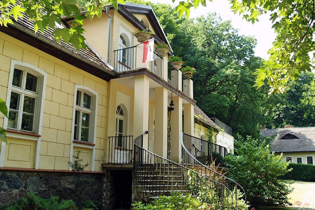 Отель Cichy Dwor Manowo Экстерьер фото